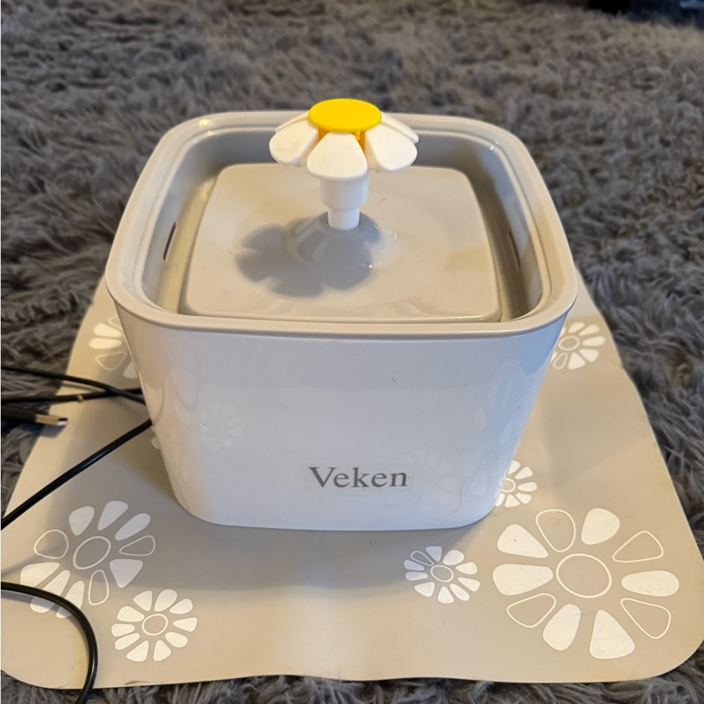 Veken Pet Water Fountain with Daisy top, 8 filters included